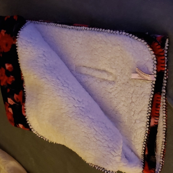 Victoria Secret plush sherpa Large Blanket - Picture 3 of 6